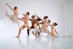 需要培训达到完美跳舞形式拍摄集团芭蕾舞舞者练习例程跳舞工作室
