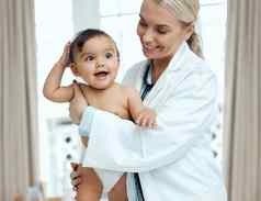 婴儿健康的婴儿快乐拍摄儿科医生检查婴儿诊所