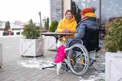 女朋友咖啡馆街阳台冬天女人轮椅
