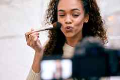 把最新的化妆趋势拍摄年轻的女人化妆记录视频博客