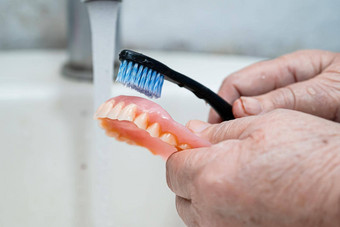 亚洲高级上了年纪的女人病人牙刷清洁部分假牙更换牙齿