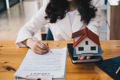 关闭业务女人指出签署协议购买房子银行经理概念