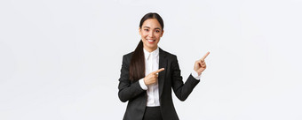 自信亚洲女企业家女售货员西装介绍产品显示的地方客户女商人微笑指出手指横幅站白色背景