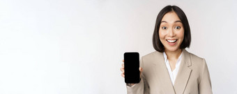 图像亚洲企业女人显示应用程序接口移动电话屏幕使惊讶脸表达式哇站白色背景