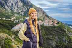 女人山黑山共和国温暖的衣服旅行黑山共和国春天秋天冬天