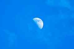月亮蓝色的万里无云的天空月亮一天场