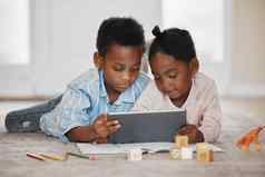 教育应用程序拍摄男孩女孩数字平板电脑首页