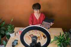 美化妆品电子商务写博客概念专业成熟的女使艺术家测试化妆品记录视频审查化妆品产品首页