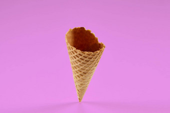 空脆皮晶片锥冰奶油粉红色的背景概念食物对待模型模板<strong>广告设计</strong>关闭