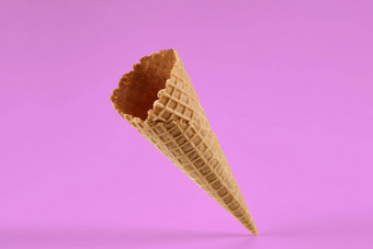 空美味的晶片锥冰奶油粉红色的背景概念食物对待模型模板<strong>广告设计</strong>关闭