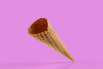 空脆脆的晶片锥冰奶油粉红色的背景概念食物对待模型模板<strong>广告设计</strong>关闭