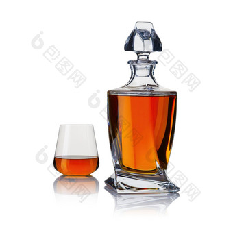 玻璃水瓶威士忌威士忌眼镜玻璃水瓶玻璃威士忌白色背景