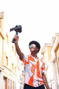年轻的非洲美国男人。视频博客假期旅行社会媒体平台复制空间垂直图像