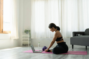 适合运动年轻的亚洲女人在线锻炼锻炼首页活跃的健康的女孩享受体育运动普拉提<strong>瑜伽</strong>健身培训移动PC电脑<strong>伸展</strong>运动<strong>瑜伽</strong>席看视频类