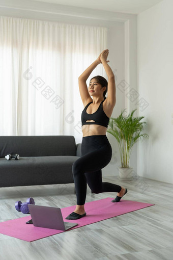 适合运动年轻的亚洲女人在线锻炼锻炼首页活跃的健康的女孩享受体育运动普拉提<strong>瑜伽</strong>健身培训移动PC电脑<strong>伸展</strong>运动<strong>瑜伽</strong>席看视频类
