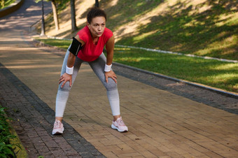 女<strong>跑步</strong>者拉丁美国女运动员感觉疲惫慢跑运行跟踪<strong>跑步</strong>机城市公园活跃的生活方式身体重量培训减肥<strong>节</strong>食概念