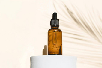下降瓶血清液体胶原蛋白米色背景影子薄棕榈叶子概念抗衰老化妆品