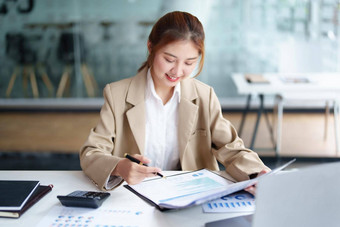 数据分析计划市场营销会计审计肖像亚洲业务女人规划市场营销统计数据表电脑现在市场营销计划项目会议