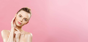 美概念美丽的女人清洁新鲜的皮肤关闭粉红色的工作室皮肤护理脸美容