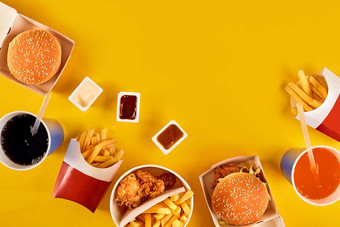 快食物概念油腻的炸餐厅洋葱环汉堡炸鸡法国薯条象征饮食诱惑结果不健康的营养