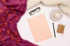 杯咖啡黑色的眼镜粉红色的纸年目标围巾圣诞节灯白色背景
