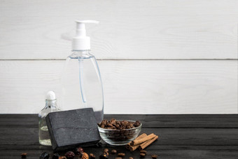 水疗中心生活香气油石头肥皂洗发水咖啡豆子木背景