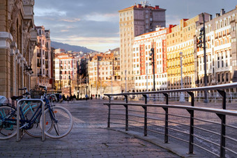 自行车自行车站旅行运输欧洲城市<strong>可持续发展</strong>的旅行自行车分享系统自行车停站模糊人建筑西班牙环保运输