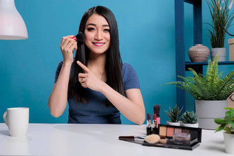 亚洲内容创造者刷化妆教程相机