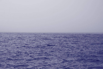 海军经典蓝色的海水纹理经典蓝色的池水太阳反射时尚的颜色一年经典蓝色的背景黑暗经典蓝色的海波摘要单色纹理颜色