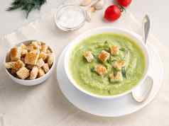 大白色碗蔬菜绿色奶油汤西兰花西葫芦绿色豌豆白色背景一边视图