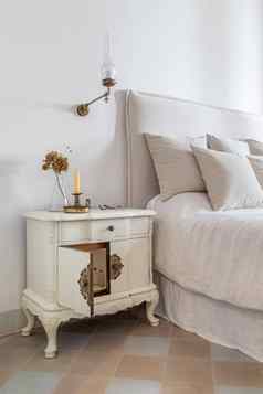 室内舒适的房子复古的风格经典卧室蜡烛眼镜花木床边表格打开通过舒适的床上