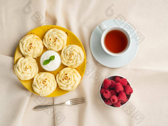 饮食奶酪煎饼玫瑰形状黄色的板<strong>茶树</strong>莓纺织亚麻餐巾