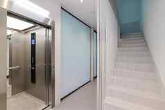 走廊乘客电梯楼梯领先的室内现代住宅建筑