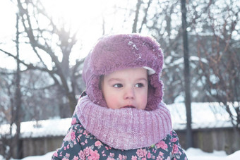 冬天家庭童年概念特写镜头肖像真实的学前教育小年女孩粉红色的他相机摆姿势微笑雪冷淡的天气快乐孩子脸有趣的在户外