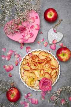 情人节一天玫瑰苹果馅饼母亲的一天自制的蛋糕心形状的粉红色的