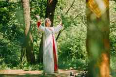 快乐女人异教徒女祭司准备仪式信仰时间季节夏天