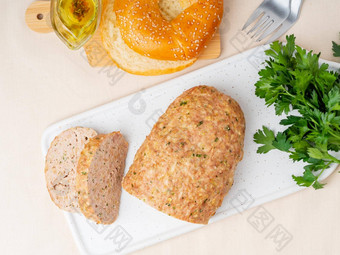 沙锅肉面包烤火鸡地面肉传统的法国美国菜前视图白色大理石背景