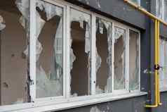 之后轰炸建筑窗口粉碎玻璃损害建筑破坏乌克兰战争俄罗斯拍摄平民壳牌打碎了窗口破碎的玻璃打破摧毁了建筑破碎的框架窗口塑料