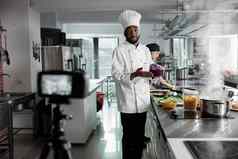 非洲美国头老板红色的卷心菜拍摄烹饪美食菜相机