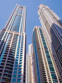 高层摩天大楼蓝色的天空迪拜城市阿联酋
