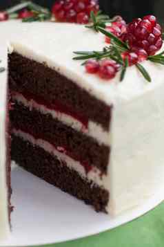 巧克力蛋糕浆果奶油白色奶酪奶油石榴浆果迷迭香分支机构的想法生日蛋糕婚礼蛋糕