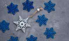 白色装饰圣诞节树形式雪花蓝色的雪花谎言灰色的混凝土背景的地方文本