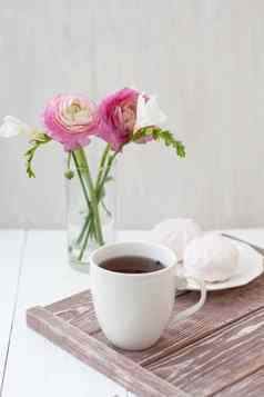 春天夏天生活场景杯茶白色杯花束白色小苍兰粉红色的罗农库鲁斯白色板粉红色的棉花糖
