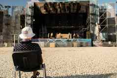 前面巨大的开放阶段艺术节日的地方巨大的空平台前面阶段导演显示坐着椅子看彩排阶段