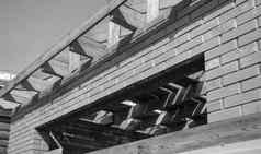 黑色的白色照片私人住宅建筑建设木框架屋顶结构未完成的砖建筑建设特写镜头