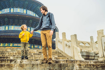 爸爸儿子旅行者寺庙天堂北京主要景点北京旅行家庭孩子们中国概念