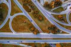 空中前视图现代高速公路路十字路口秋天无人机摄影