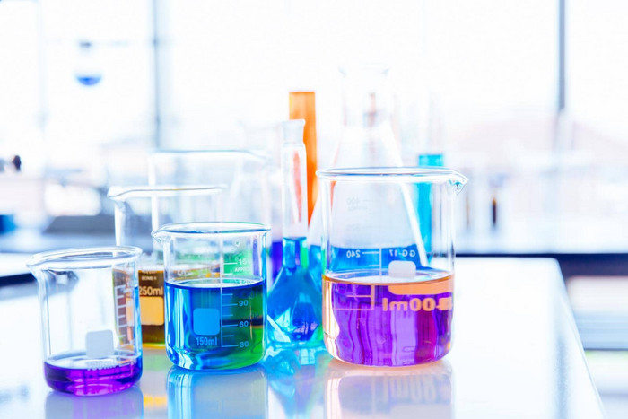 色彩斑斓的混合化学科学玻璃器皿瓶实验室科