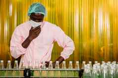 非洲黑色的男人。工人劳动工作食物喝行业工厂卫生工作水果汁生产行检查员工作人员