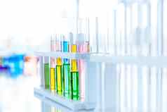可爱混合颜色化学测试管化学实验室医疗研究实验室色彩斑斓的液体推进医疗背景